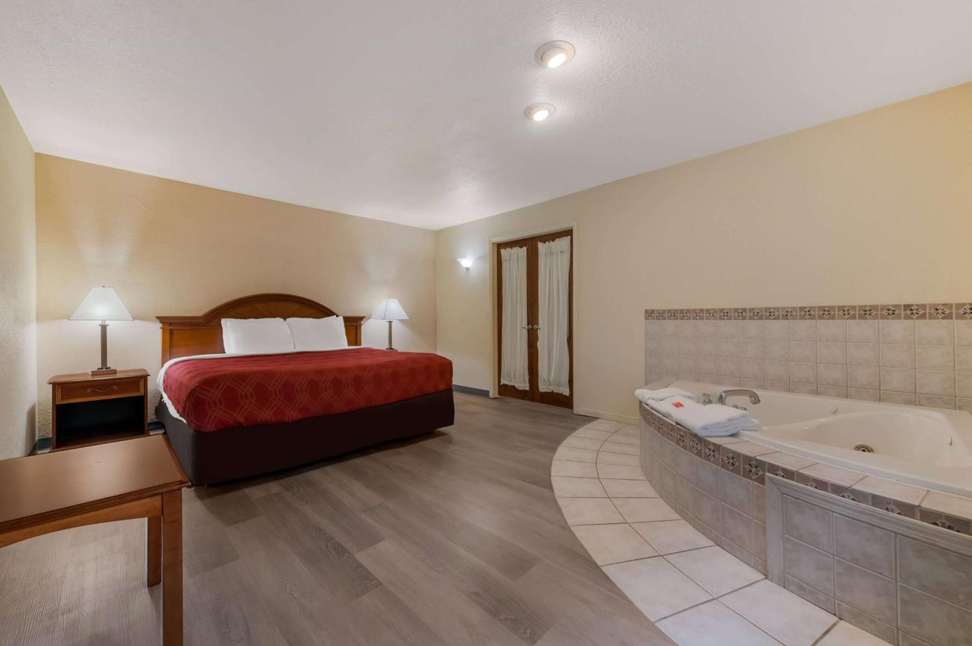 Econo Lodge Inn&Suites Iron Mountain Exterior foto